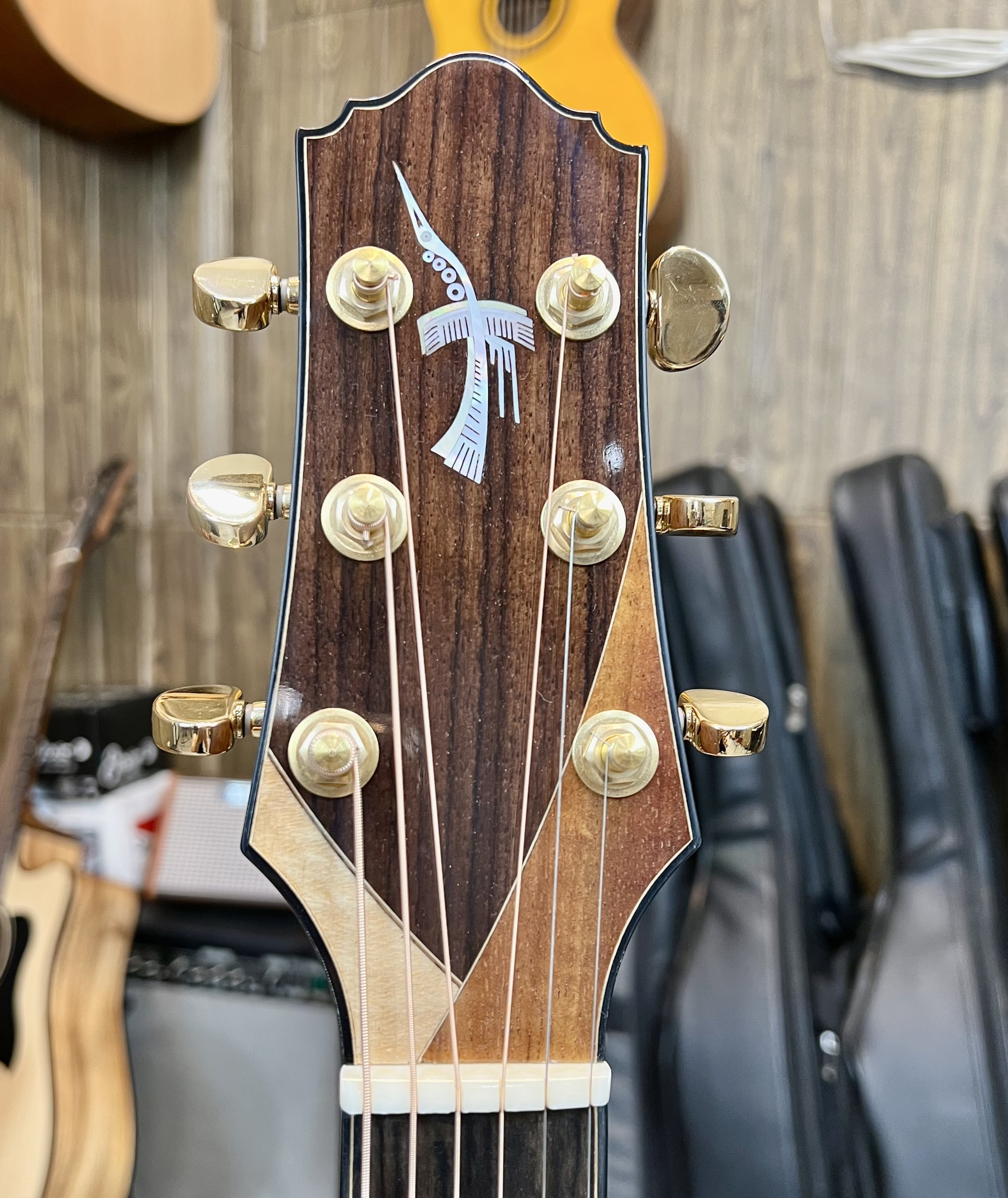 Đàn Thuận Guitar