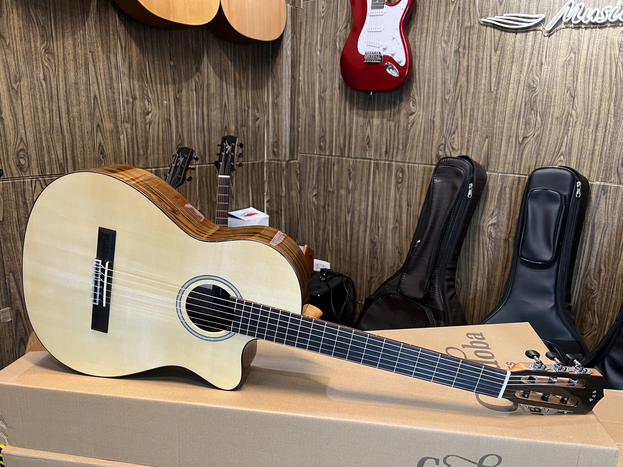 Shop Guitar Thái Nguyên, Địa Chỉ Bán Guitar Uy Tín, Sửa chữa, Lắp EQ đàn Guitar Chuyên Nghiệp