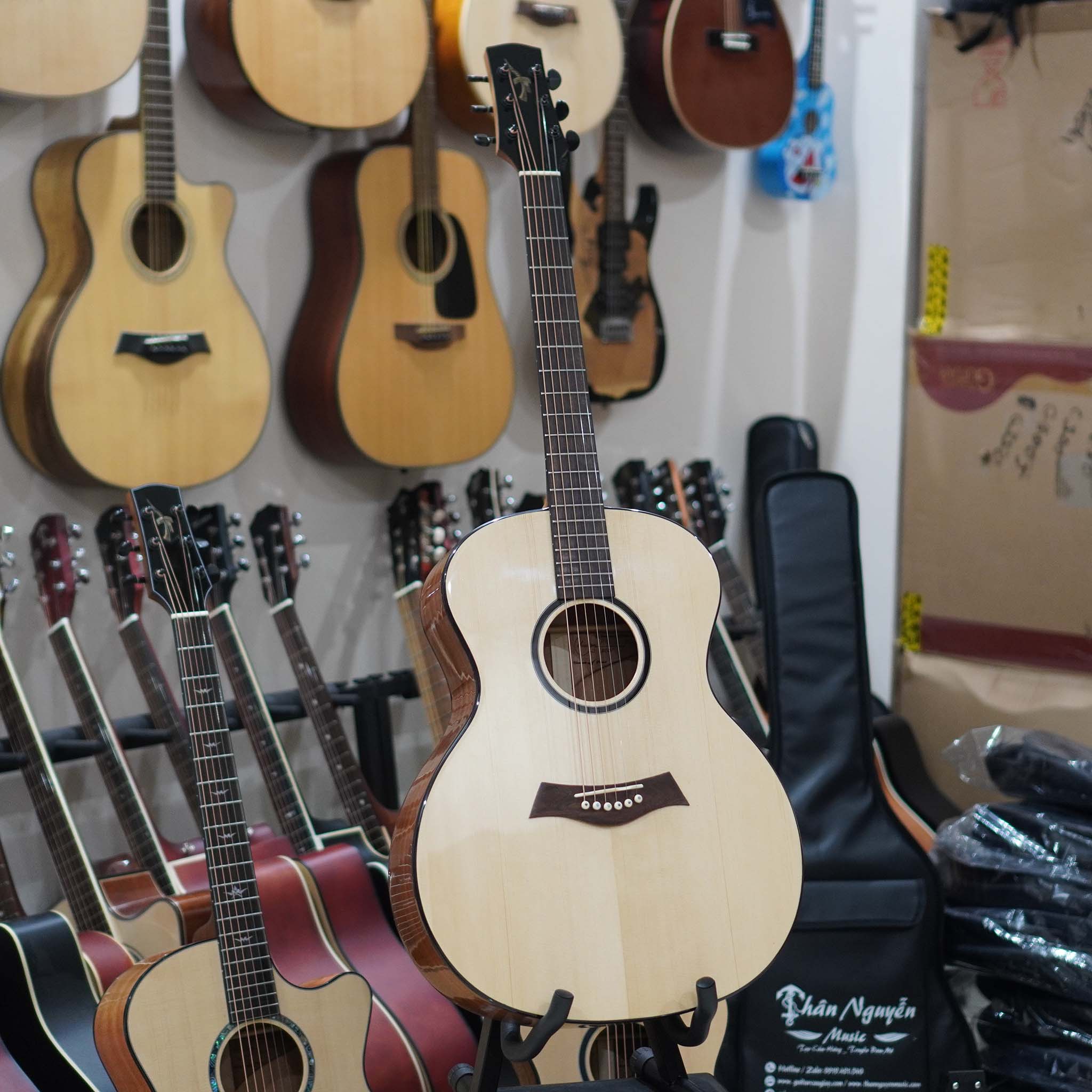Thuận Guitar AT02 Thùng Đầy Âm Hay