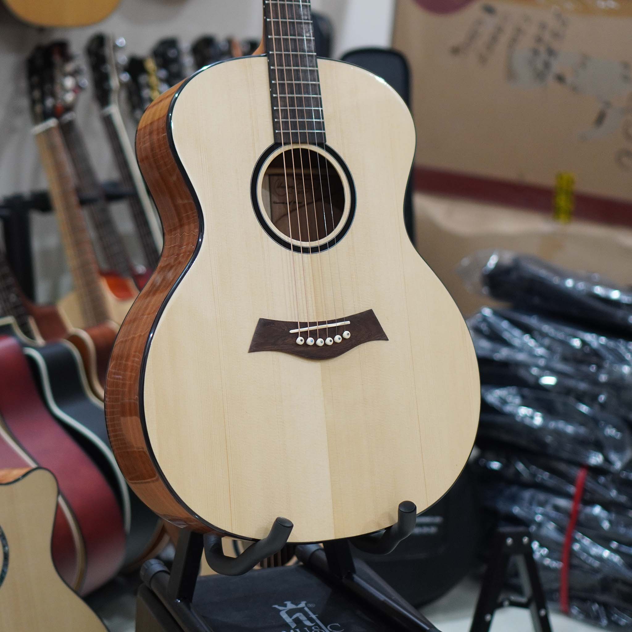 Thuận Guitar AT02 Thùng Đầy Âm Hay