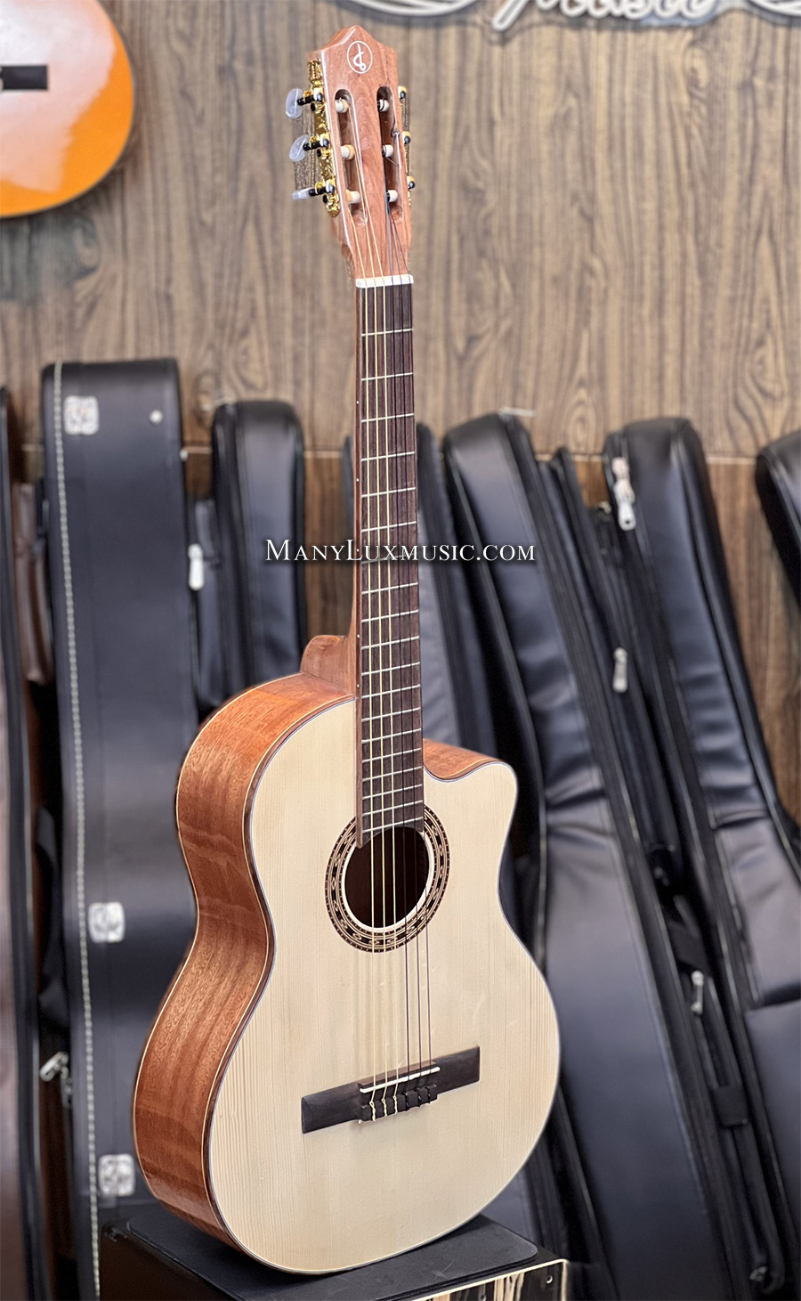 Guitar Classic Lương Sơn LSC250J Full Gỗ Thịt Gỗ Âm Hay, Bền Theo Thời Gian, Tốt Nhất Trong Tầm Giá